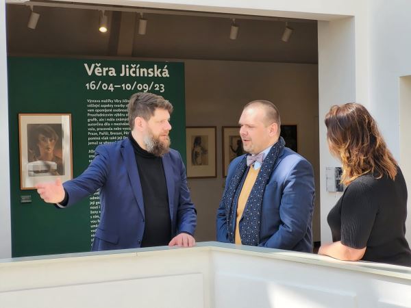 Ministr kultury České republiky Martin Baxa navštívil výstavu Věry Jičínské