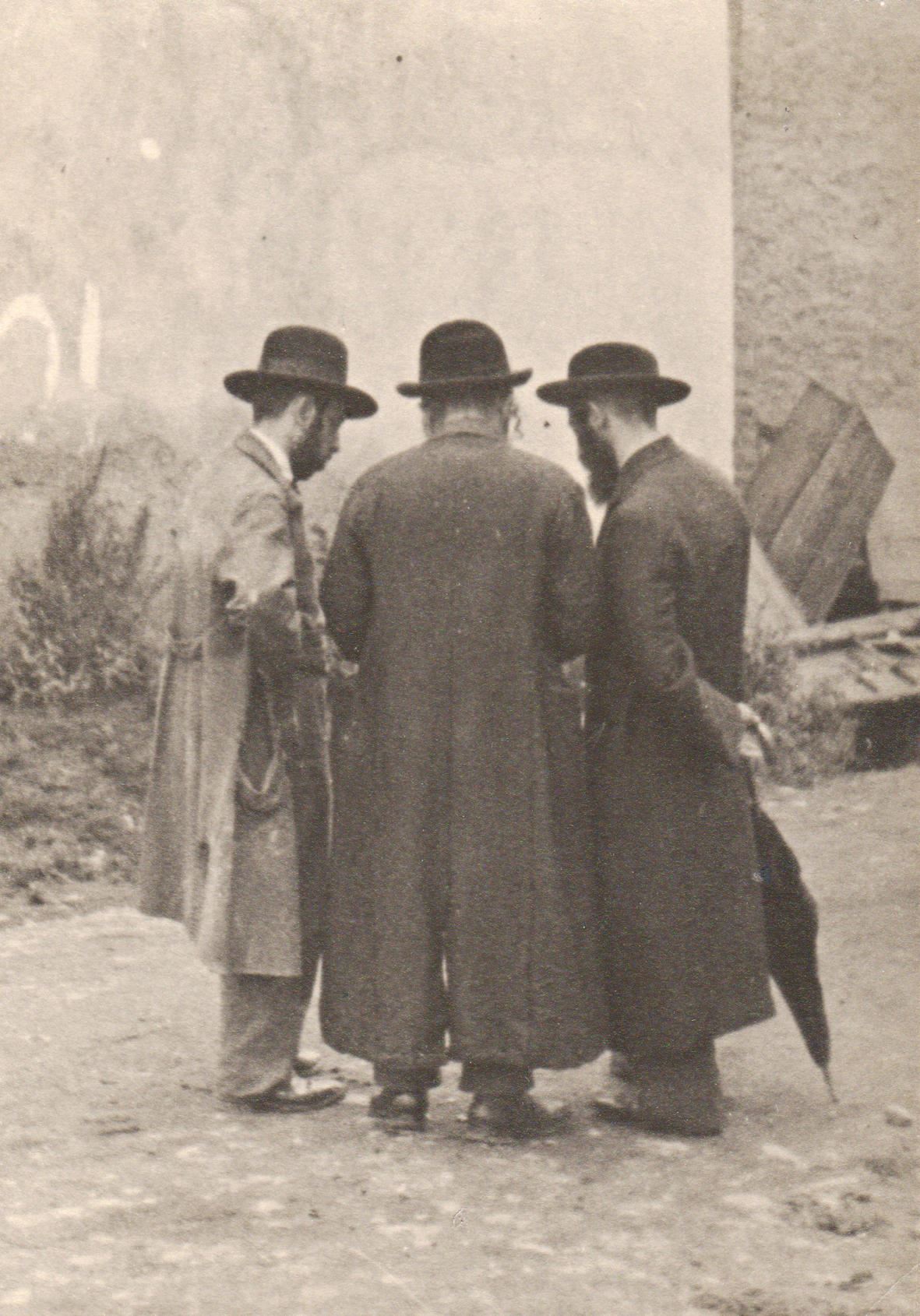 Rokující bardejovstí židé, 1933, fotografie Věry Jičínské z cest po Slovensku