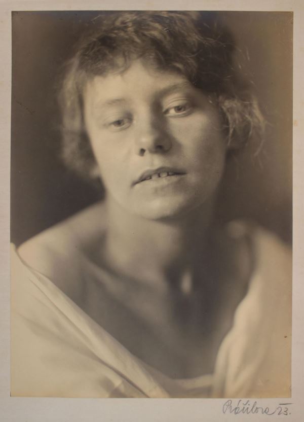 Věra Prášilová-Scott, portrét Věry Jičínské, 1923, černobílá fotografie v sépiovém odstínu